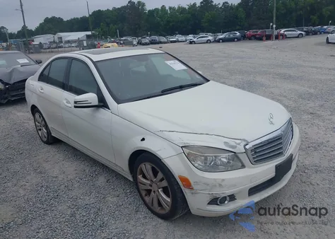 2011 Mercedes-Benz C 300 Luxury/Sport z USA, uszkodzony, nr VIN WDDGF5EB2BF638292